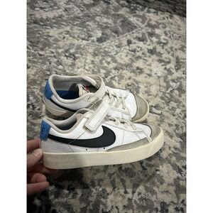 Nike Boys Blazer Low shoes Size 1Y White